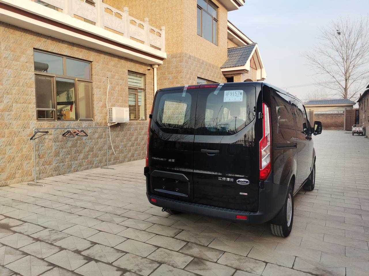 福特新全顺国六短轴低顶黑色