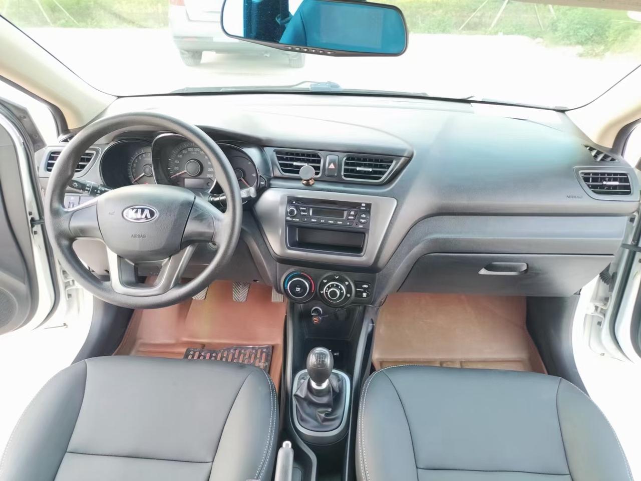 14年起亚k2 1.4 排量,精品一手车过车行上名下,全保到