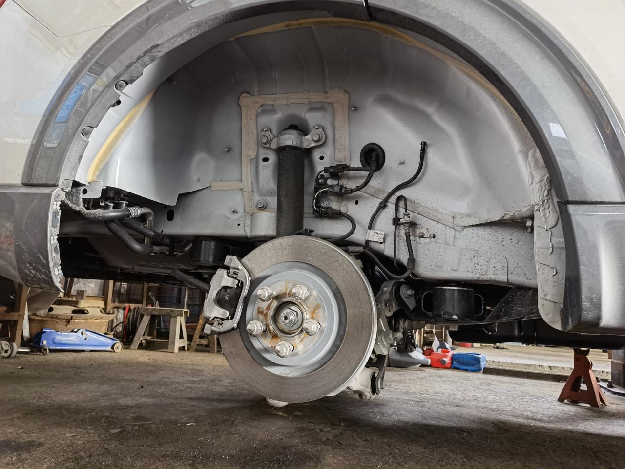 20款探险者底盘装甲喷涂