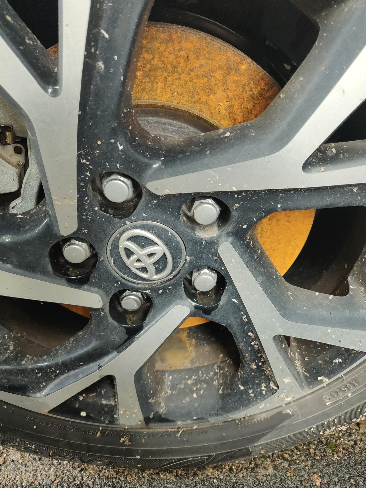 有没有知道这轮毂内侧是怎么回事,生锈了吗?一星期前还不是这样