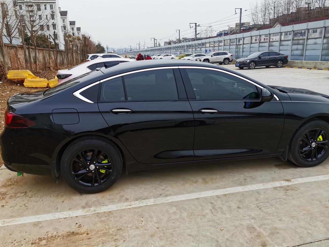 别克君威黑武士