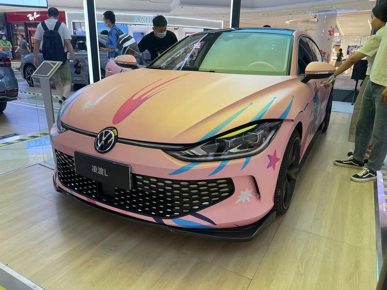 改了气动悬架,又贴了粉嫩车衣的上汽大众凌渡l,你会喜欢吗?网