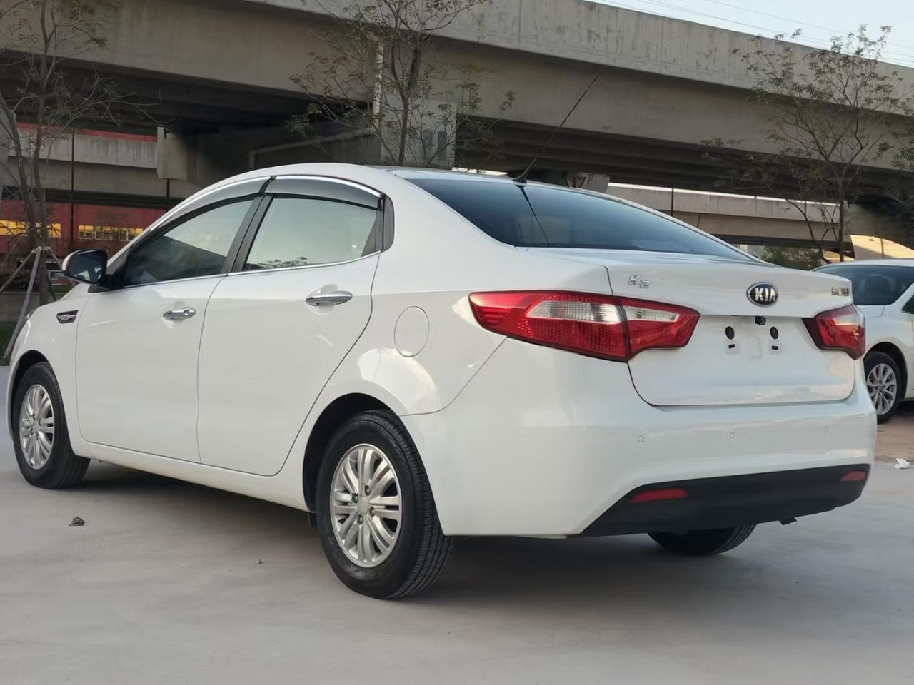 14年起亚k2 1.4 排量,精品一手车过车行上名下,全保到