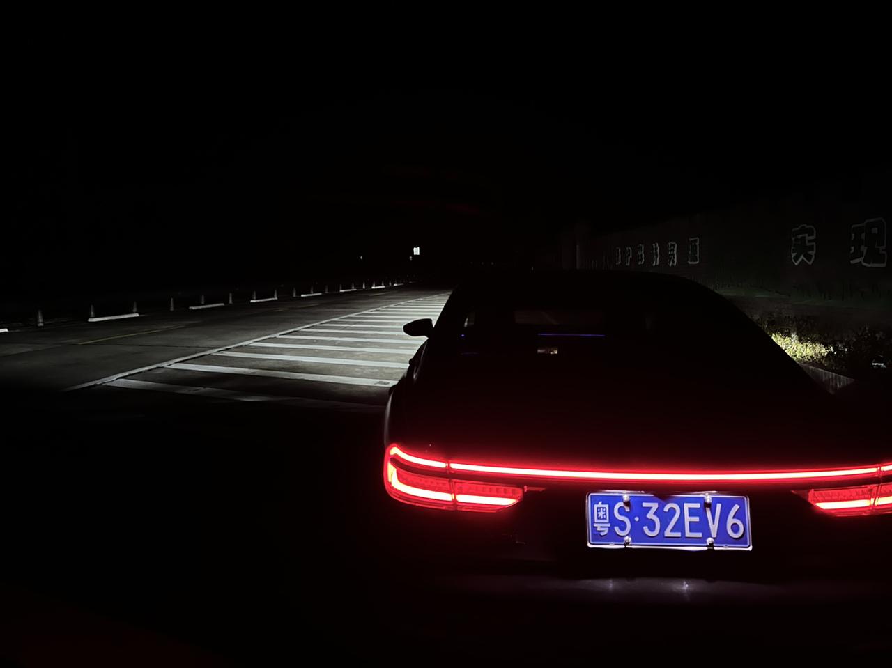 夜晚遛弯还得看奥迪