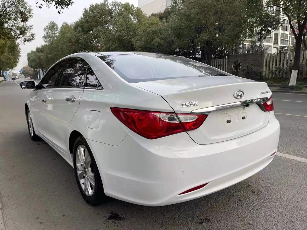 现代索纳塔八20顶配2013年