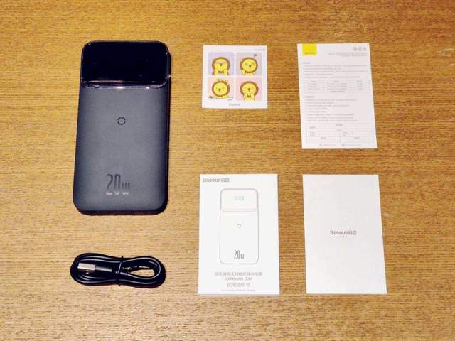 倍思磁吸无线快充移动电源：自带MagSafe，一个同时充仨