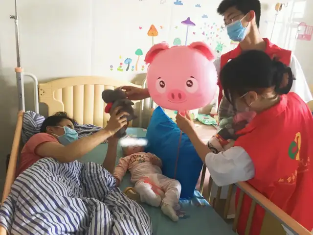 【我为群众办实事】“志愿红”携手“小患者”，这个“六•一”不一样