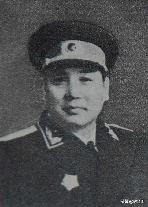 谭甫仁:1928年1月,他在国军第27师当兵.