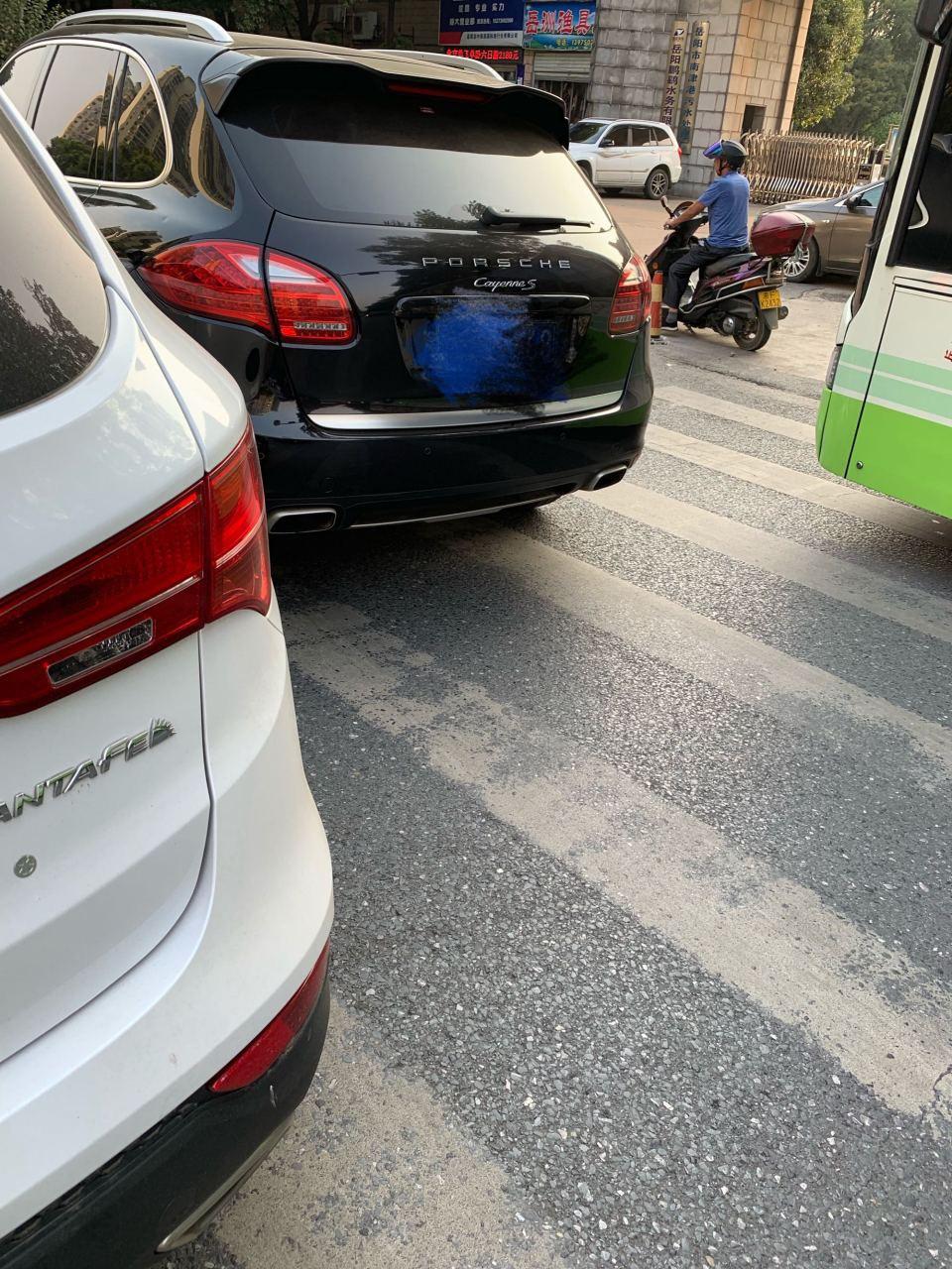 网友:今天早上出门,不小心剐蹭了一台保时捷卡宴的左后门,司机