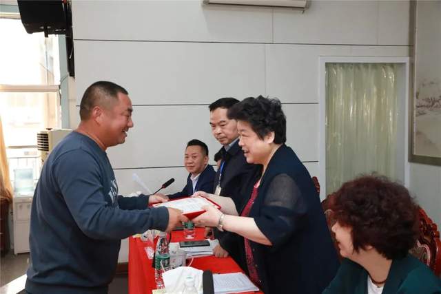 今天，为TA们喝彩！明天，惟奋斗者进！