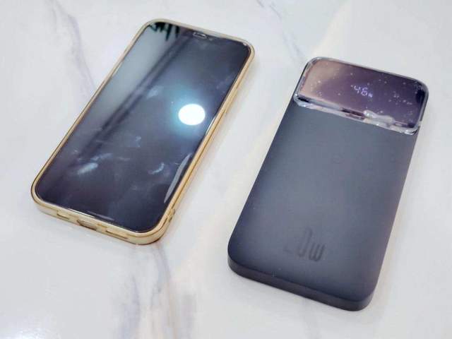 倍思磁吸无线快充移动电源：自带MagSafe，一个同时充仨