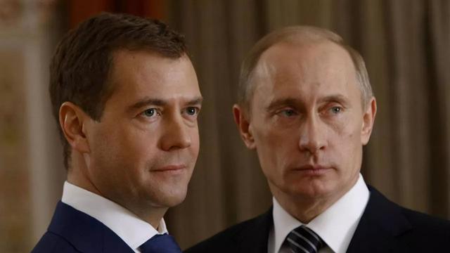 “日暮酒醒人已远”—渐行渐远的普京和梅德韦杰夫