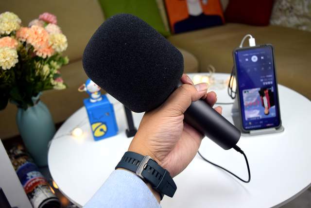 米家K歌麦克风：把KTV随身携带，不仅能唱还能听