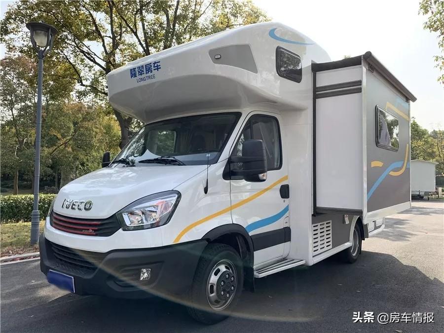 隆翠自由风双拓展c型房车基于国产依维柯欧胜底盘打造,加宽了后