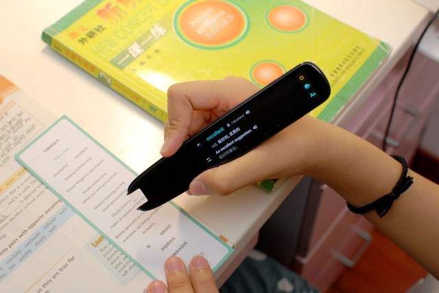 讯飞翻译笔S10体验：学英语怕生词？横扫一下解决一切烦恼