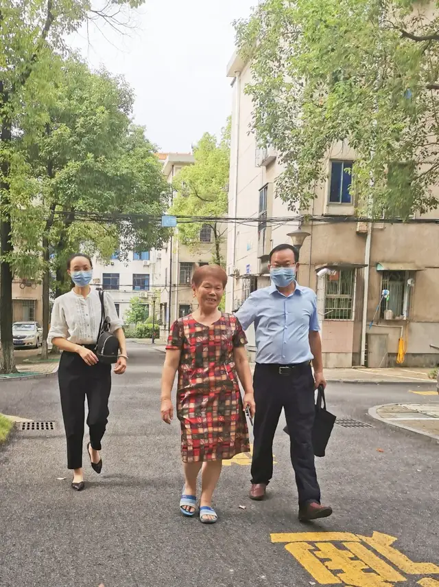 炎炎夏日忙走访，悠悠关怀暖人心