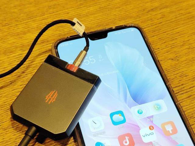 手机一个接口不够用，红魔手机拓展坞来帮你