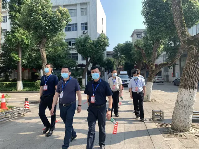 周全护考 ——省教育厅副厅长王仁祥来市一中考点视察