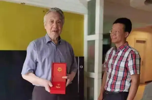 湘潭市住建局“七一”走访慰问老党员和困难党员