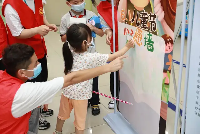 【我为群众办实事】“志愿红”携手“小患者”，这个“六•一”不一样