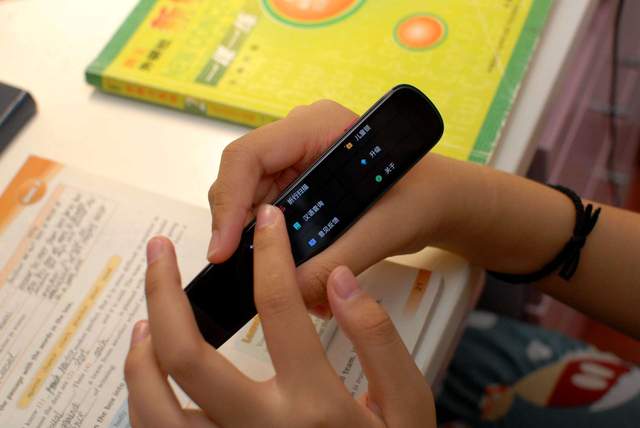讯飞翻译笔S10体验：学英语怕生词？横扫一下解决一切烦恼