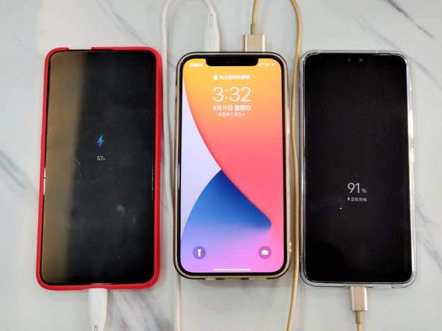 倍思磁吸无线快充移动电源：自带MagSafe，一个同时充仨