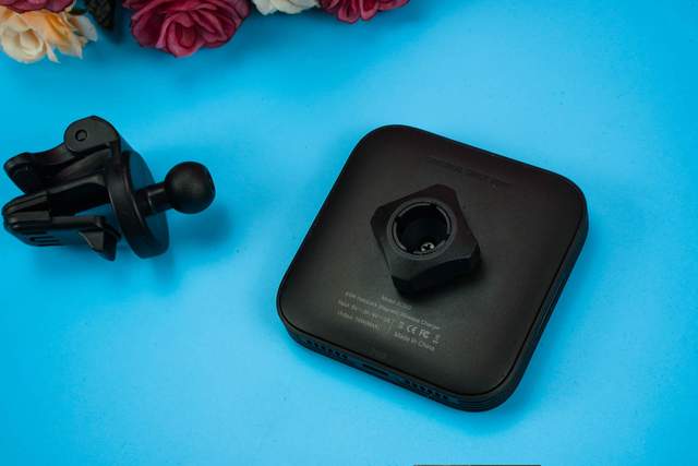 亿色车载无线充电器支架：吸附力强，充电迅速iPhone11pm也能用