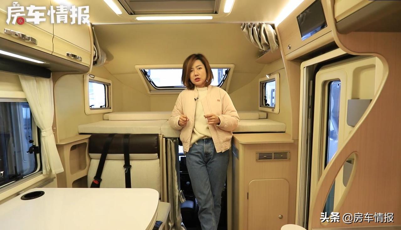 今天桃子君带大家看一款览众四驱皮卡房车 这款房车是采用由风骏