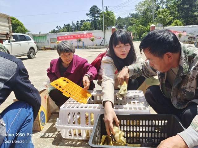 我为群众办实事｜湘机中学走访慰问贫困户 助力乡村振兴