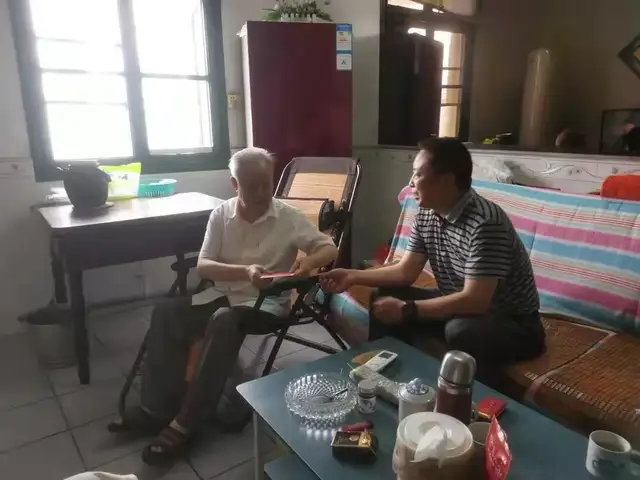 湘潭市住建局“七一”走访慰问老党员和困难党员