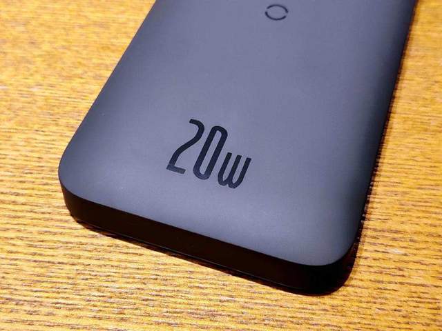 倍思磁吸无线快充移动电源：自带MagSafe，一个同时充仨