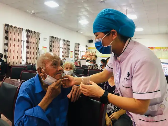 为高龄老人构筑防疫屏障