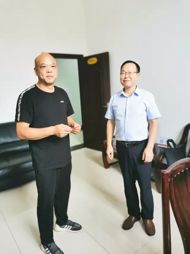 炎炎夏日忙走访，悠悠关怀暖人心