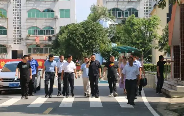 随县洪山镇开展秋季开学前校园疫情防控暨安全工作大检查校园疫情防控,开学前检查,学校安全工作,学生交通安全,饮食卫生