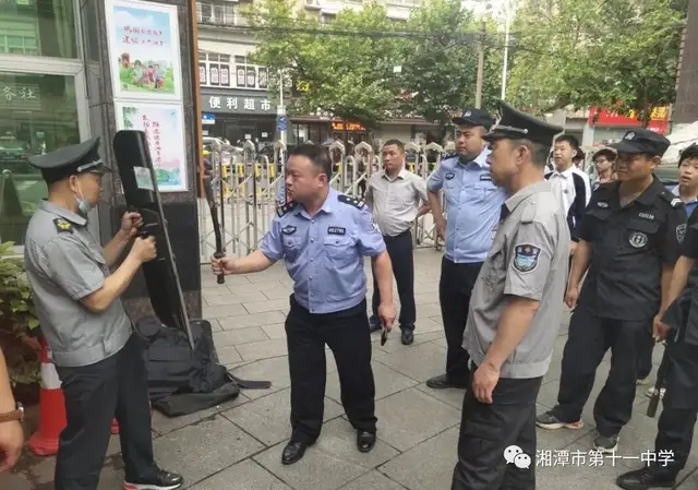 湘潭市十一中举行防恐处突培训演练