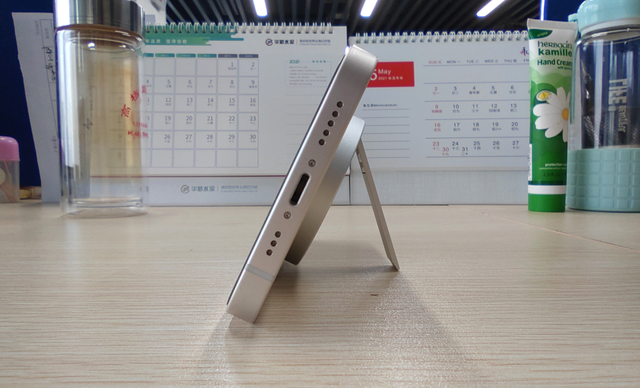 想提升iPhone12充电速度且不伤手机？亿色MagSafe磁吸15W无线充入手不亏！