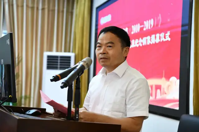 湘潭市中心医院举行《湘潭市中心医院志（2010—2019）》、《何志襄传》首发暨何志襄纪念铜像揭幕仪式