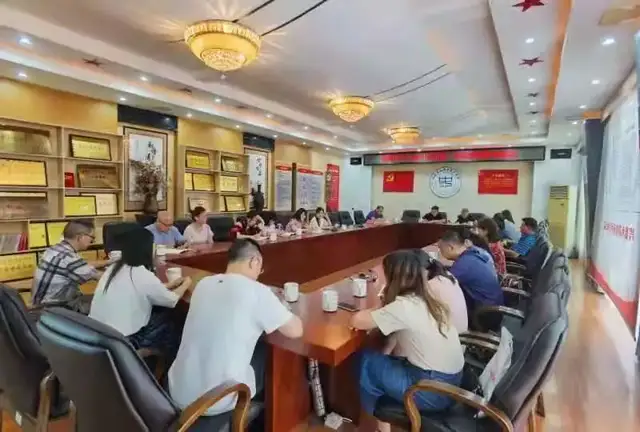 【红心向党，献礼百年】 湘潭市三中举行“奋斗百年路，启航新征程”座谈会
