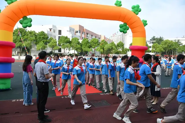 童心向党，我是红色基因传承人——记七年级欢庆六一、八年级离队建团仪式暨十四岁集体生日