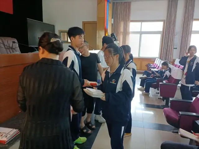 湘潭市二中：“学史崇德 传承红色基因”主题教育读书活动红色读物发放仪式