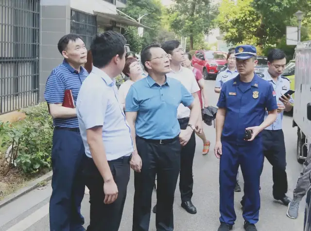 筑牢安全防火墙 李建华带队开展高温季节消防安全检查