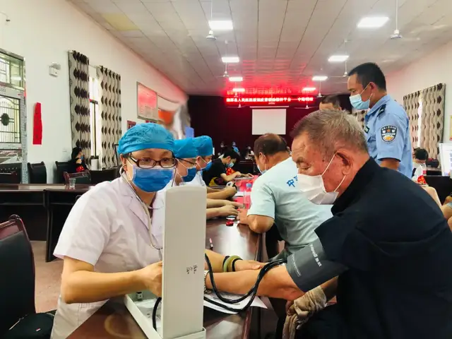 为高龄老人构筑防疫屏障