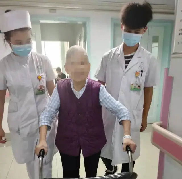 湘潭市中心医院：八旬老人股骨颈骨折 术后六小时重新站立
