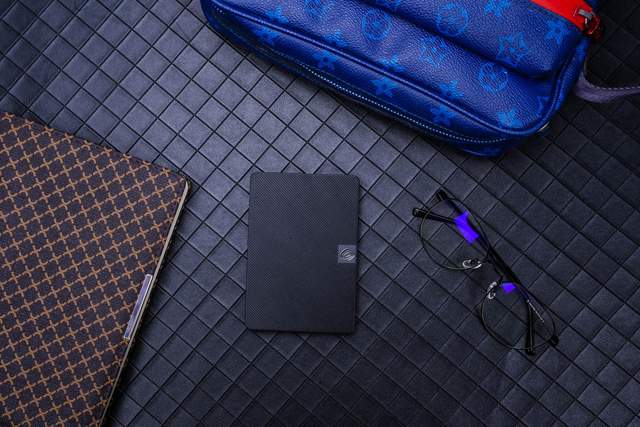 前几天数据丢失，我怕了。赶紧入手了希捷新睿翼移动硬盘