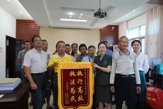 法院用“薪”解民忧 老人致谢送锦旗——湘潭县法院为18名老年农民工讨薪
