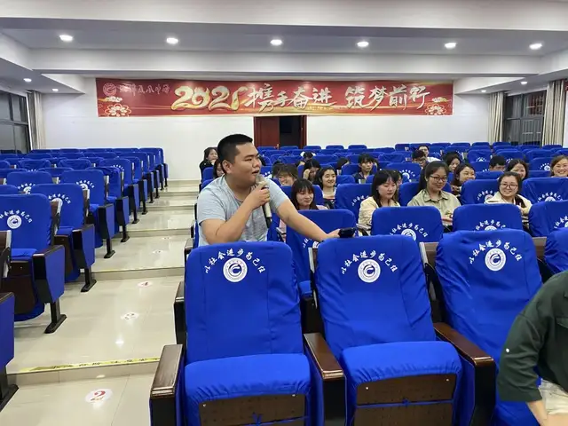 立足校本研修 助力教师成长 —记湘潭凤凰中学2021年青蓝工程青年教师汇报课