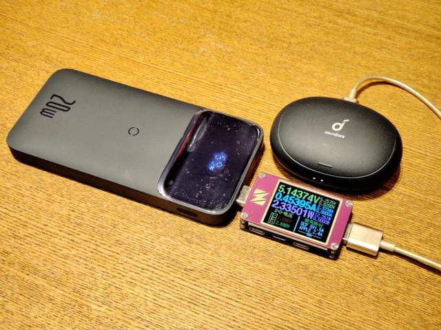 倍思磁吸无线快充移动电源：自带MagSafe，一个同时充仨