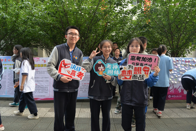 拥抱阳光，守护成长 湘潭凤凰中学开展“525”心理健康教育系列活动