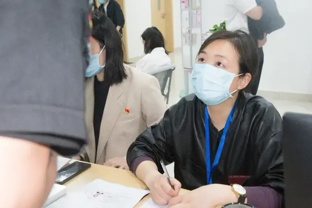 我为群众办实事｜党员先锋助力疫苗接种，暖心服务有温度