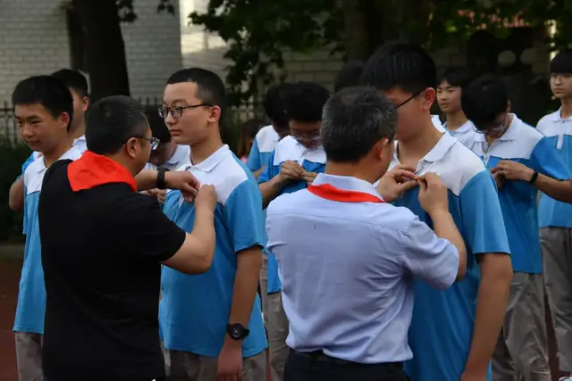 童心向党，我是红色基因传承人——记七年级欢庆六一、八年级离队建团仪式暨十四岁集体生日
